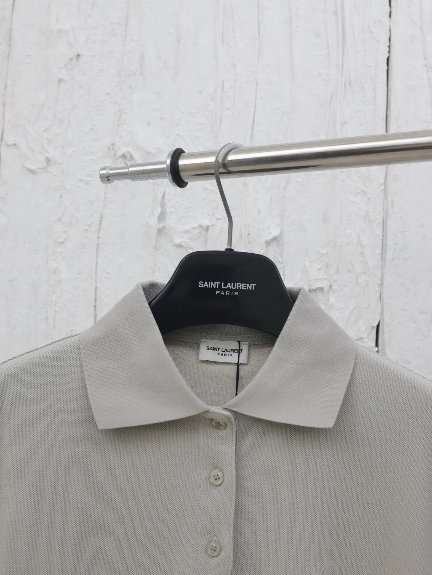 P270 Saint Lauren*/Saint Laurent's new YSL logo embroidered POLO shirt. Customized pique fabric, 98 cotton 2 spandex, weight 270 grams. Imported machine embroidery technology, using advanced computer control system and precision mechanical components. The overall wiring is straight and delicate, and the fabric is comfortable and soft. The color is consistent and has no color difference. It can be matched with the same style to create a fashionable look. It can handle various occasions, customized accessories, and three complete sizes. Size: S/M/L